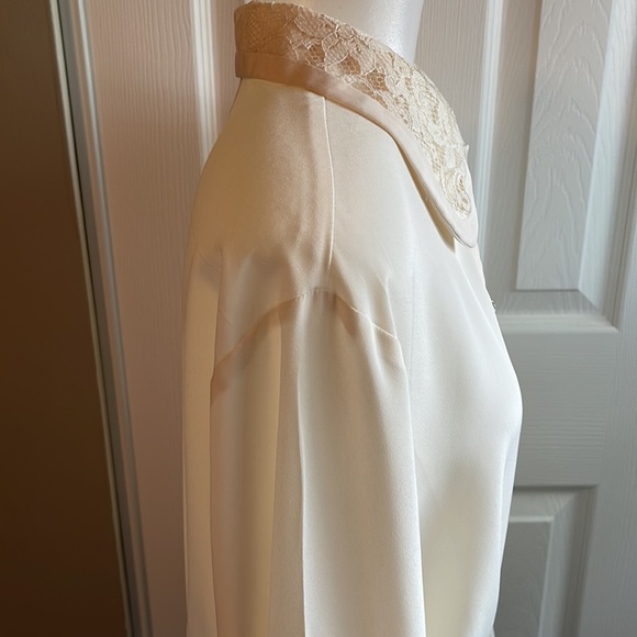 EUC Notations Women’s sz. 8 Ivory and Lace long sleeve blouse with pearl buttons - Picture 7 of 15
